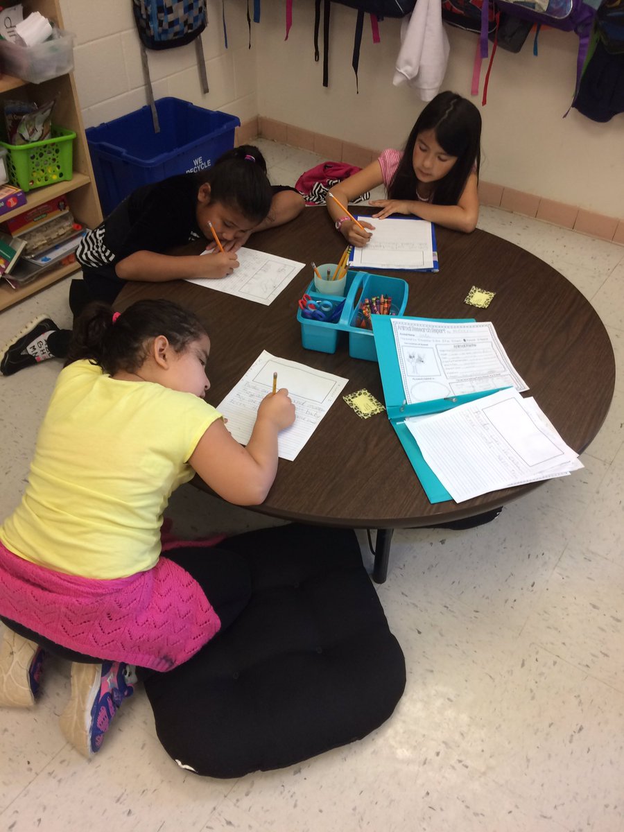 MrsFronte104's tweet photo. #Flexibleseating at work during Writer's Workshop! 📝 #lcps17 https://t.co/cIEskyE17D
