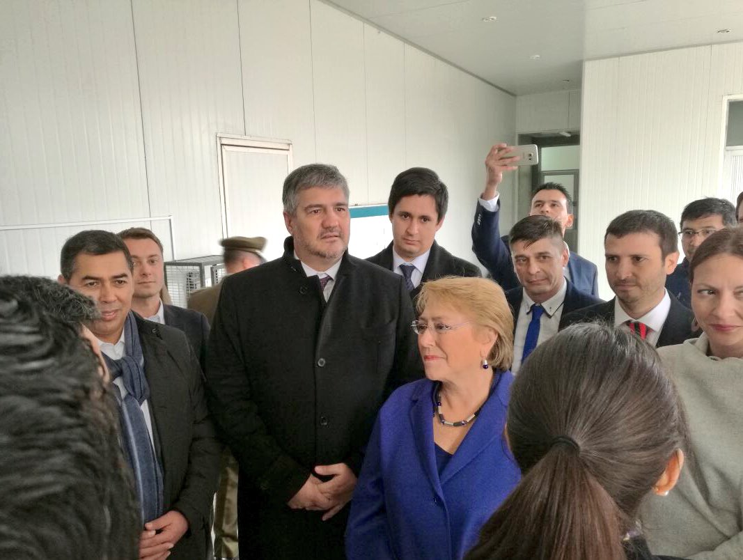 ProChile's tweet image. Presidenta @mbachelet junto a nuestro Director @ABuvinic recorren la planta exportadora de nueces Valbi Frut en Buin