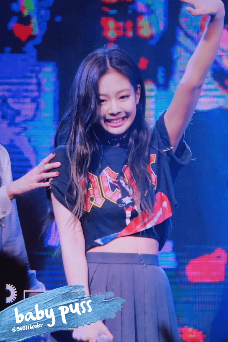960116cokr's tweet photo. 170516 건국대축제 
#BLACKPINK #블랙핑크 #제니 #JENNIE 

❤️👋🏻👋🏻 https://t.co/Q2THbyNmpN