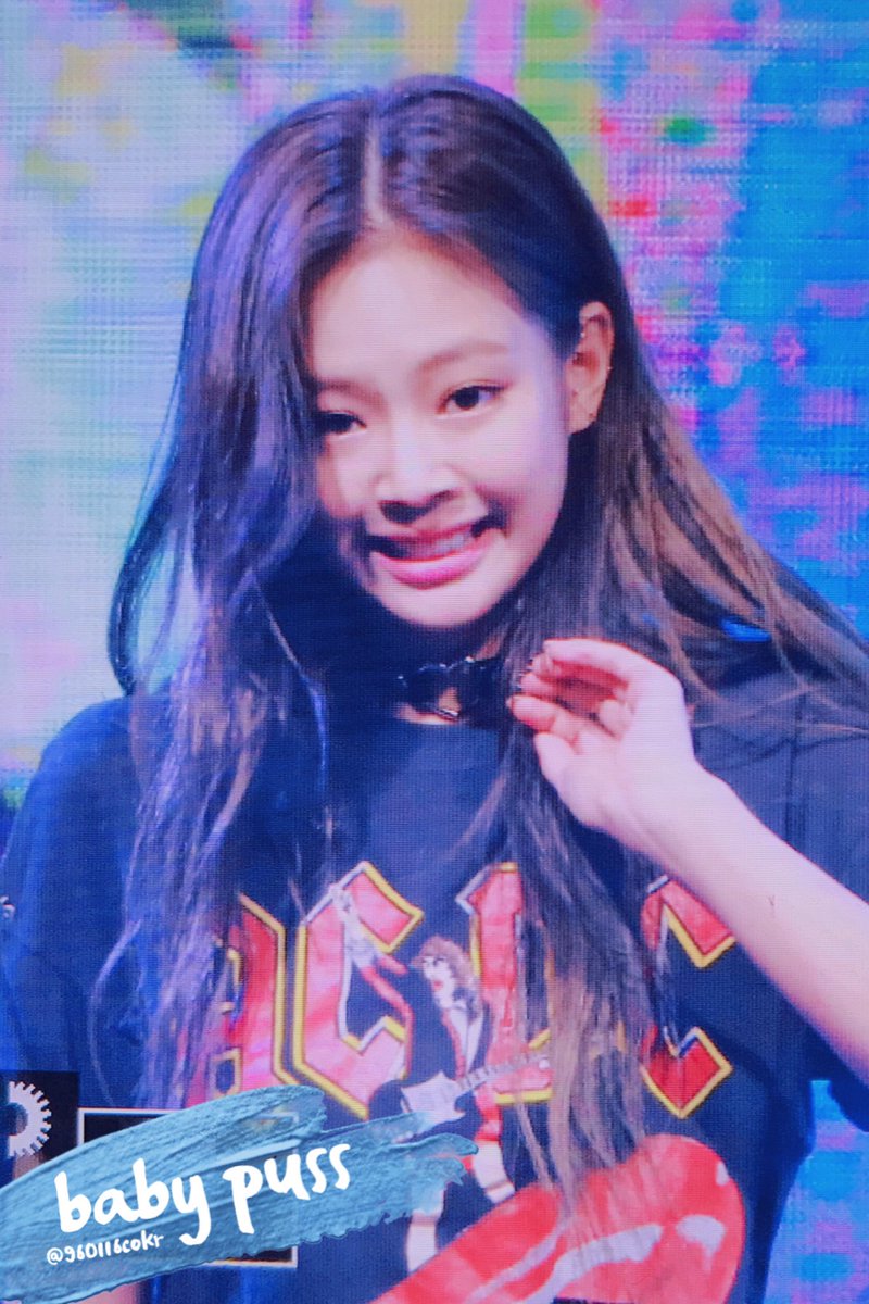 960116cokr's tweet photo. 170516 건국대축제 
#BLACKPINK #블랙핑크 #제니 #JENNIE 

❤️👋🏻👋🏻 https://t.co/Q2THbyNmpN