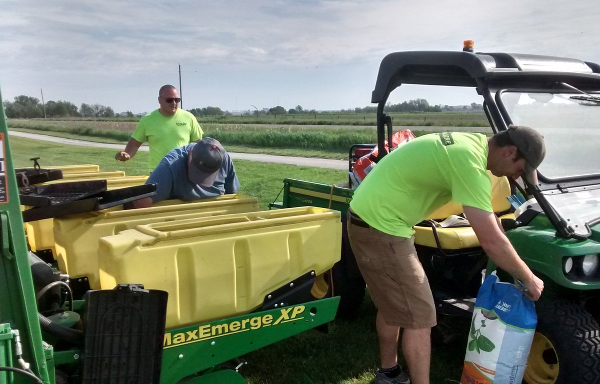 SusannahM17's tweet photo. Putting in the 2017 SWCC soybean plot with help from a student, farm manager and Helena rep. https://t.co/8NSTa1ouEP