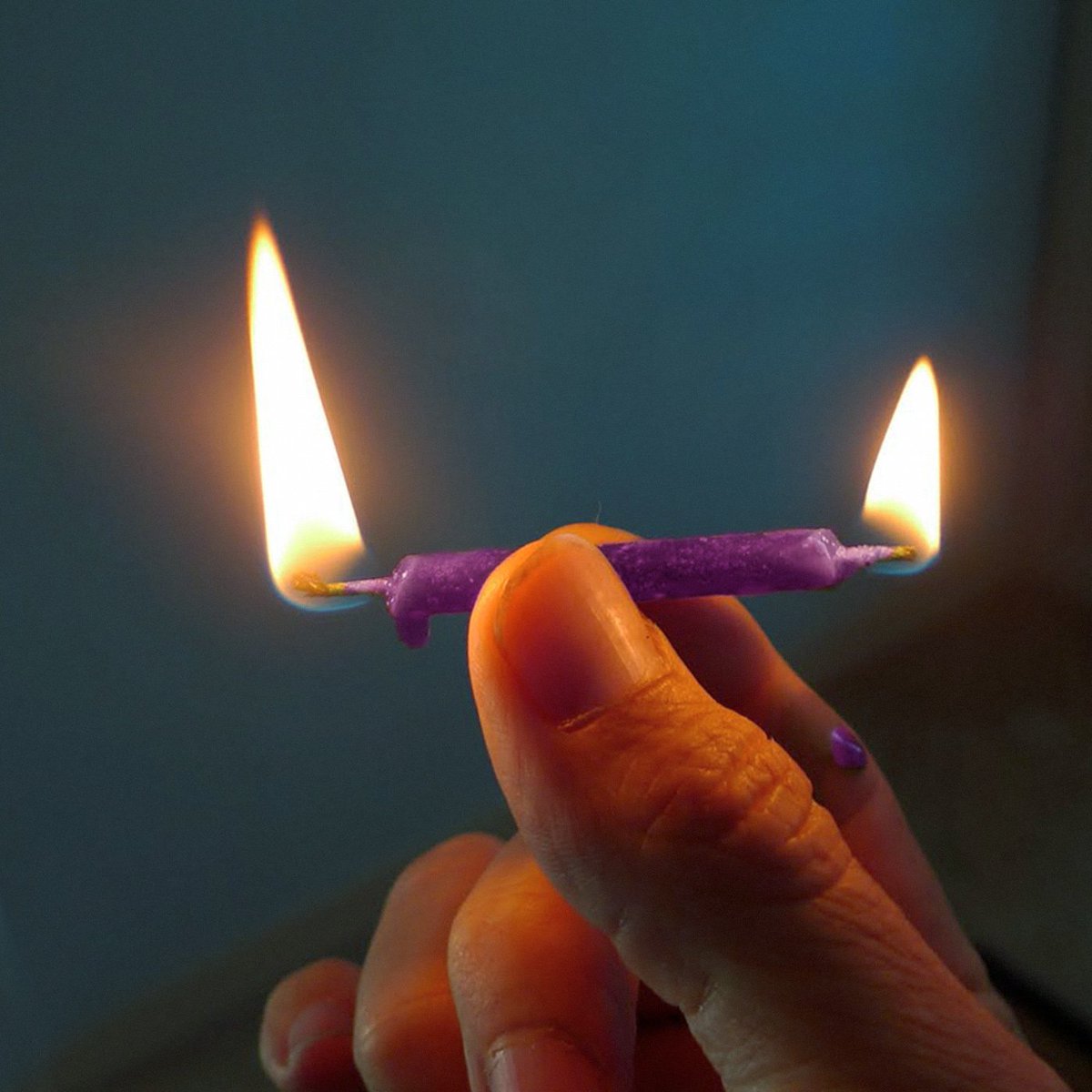 neqtari's tweet photo. «no veu son foc per dos parts ser encés»
—Ausiàs March, s. XV
«My candle burns at both ends»
—Edna St. Vincent Millay, s. XX
#afinitats https://t.co/WwoydqrZR1