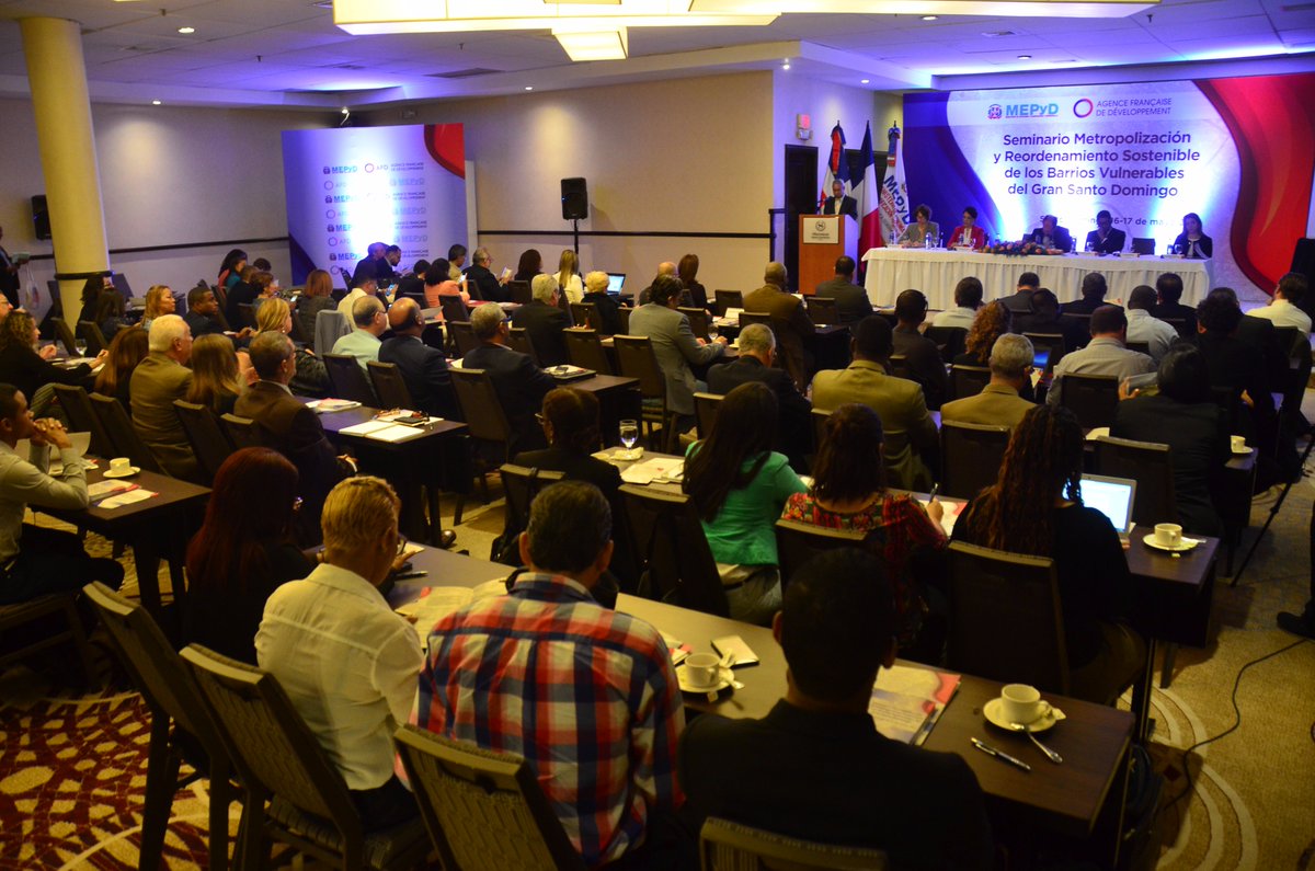 mineconomiard's tweet photo. En #SeminarioSostenibleSD participan  instituciones públicas, organismos internacionales, ONGs, urbanistas y profesionales de diversas áreas https://t.co/UQUlbcuNo6