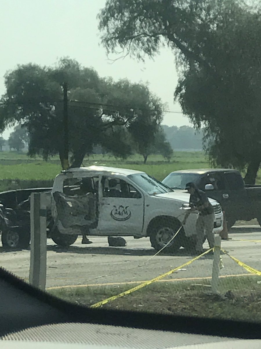 BraulioGuerraU's tweet photo. Inadmisible que se pierdan más vidas Carretera Qro-Méx Trágico accidente de hoy. Secretario @gruizesp no venga a pasearse a Qro, resuelva. https://t.co/F1WSVq0LDh