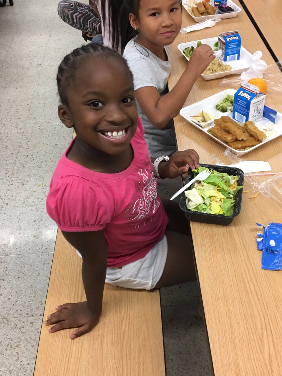 DuvalSchools's tweet photo. Healthy eating is on the menu at DCPS! Over 1.2 #millionsalads have been served this year by @duvalbrainfood! - https://t.co/jgY3TDUgHS https://t.co/lf0XQ6CU2E