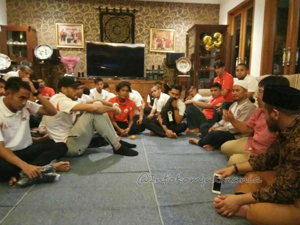 InfokomJakmania's tweet image. Pak Gede Widiade mengundang skuat Persija Jakarta dan Ketua Umum the Jakmania (Bung Ferry) di kediaman pribadinya malam ini...