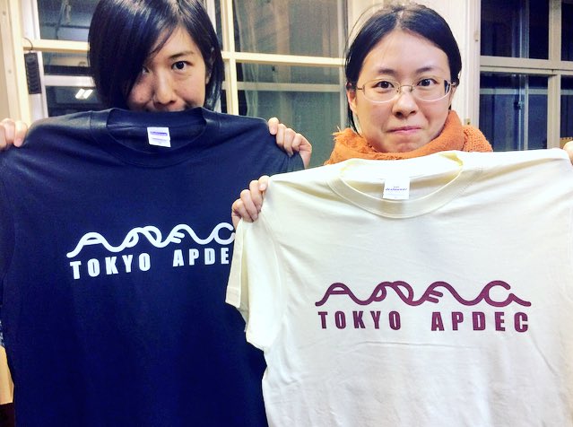 TOKYO_APDEC's tweet photo. APDECグッズが着々と出来上がってきています!第二弾と第三弾はTシャツと缶バッジ!
Tシャツも、缶バッチもオシャレなものができました!
#apdec https://t.co/yDLVPkEfK0