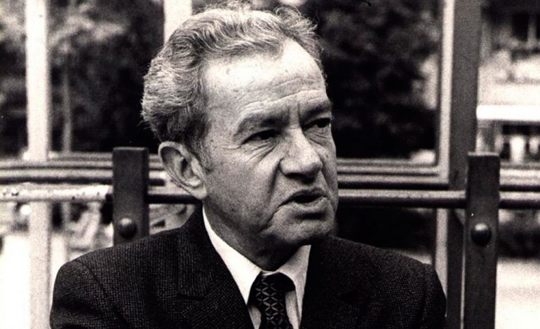 ADQueretaro's tweet photo. #UnDíaComoHoy Hace 100 años, nació el escritor Juan Rulfo, autor de obras como "El llano en llamas" y "Pedro Páramo"
https://t.co/dgUwLrEW0C https://t.co/OERJfjPeq3