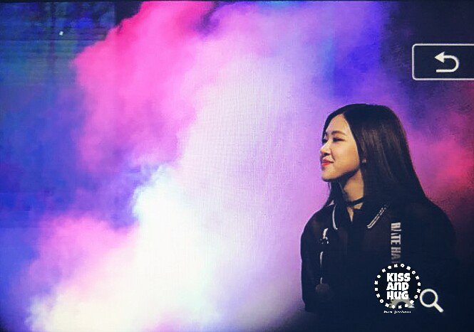 xoxo_jennierose's tweet photo. 170516 건국대학교 축제 
옆모습이 너무나 아름다운😍

#블랙핑크 #로제 #BLACKPINK #ROSÉ https://t.co/VnD7po05dO