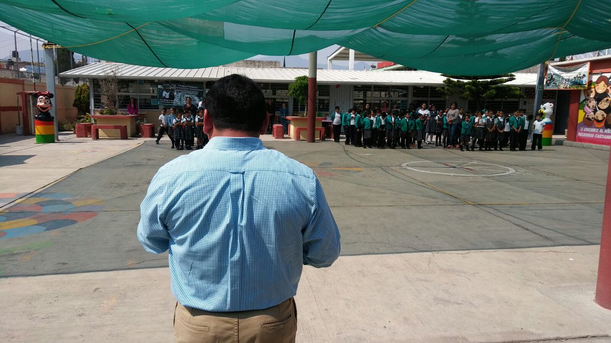 El <a href="/Secretario_36/">Rigoberto  Vargas</a> Participa en la ceremonia cívica de inicio de la semana, saluda y dialoga con alumnos y maestros de la Esc. Pestalozzi
