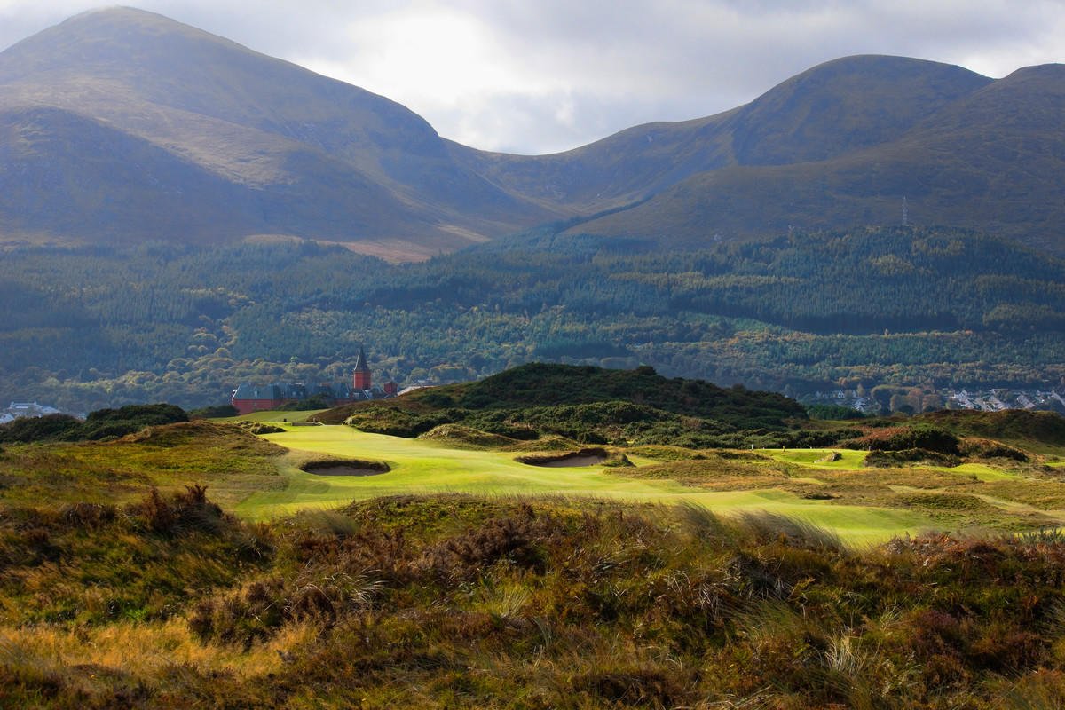 ⛳️ Plan a stay in #NorthernIreland and play on 'golf royalty' - that's how <a href="/WorldGolfer/">Jason Scott Deegan</a> described Royal County Down: fal.cn/uFsf