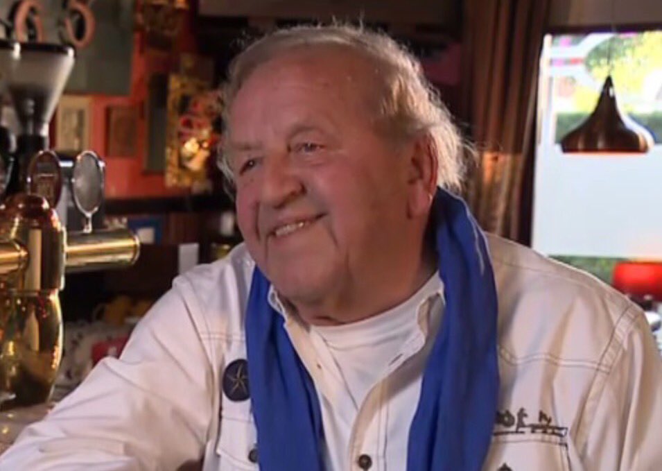 De Venlose zanger Wiel Vestjens krijgt Gouden Narrenkap van @SLVbestjuur #L1