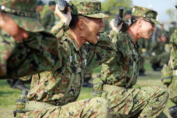 Twitter 上的 自衛隊 陸上自衛隊 屈み跳躍 肩に約3 5キロの小銃を担ぎしゃがみこみ跳躍をする この際30 以上跳ばなかったり屈まないと教官から檄が飛ぶ 自衛隊人生で最もキツイ訓練とも言われ 何回跳ぶかは教官次第という鬼のような訓練である また 何かやらかし