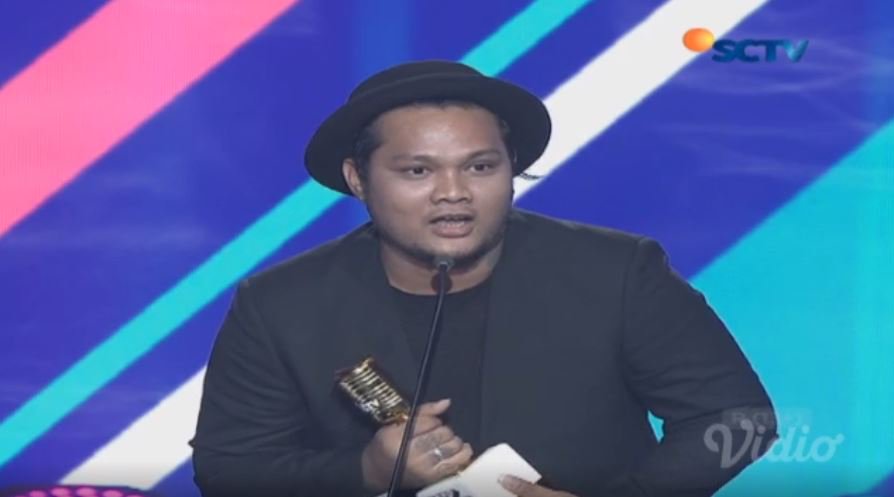 nurhanudin98's tweet photo. video klip paling ngetop SCTV MUSIC AWARD 2017
 SURAT CINTA UNTUK STARLA 
 selamat yak bang @LCvirgoun  #SMA2017 #MusicBlast https://t.co/wxaa9WU20Z