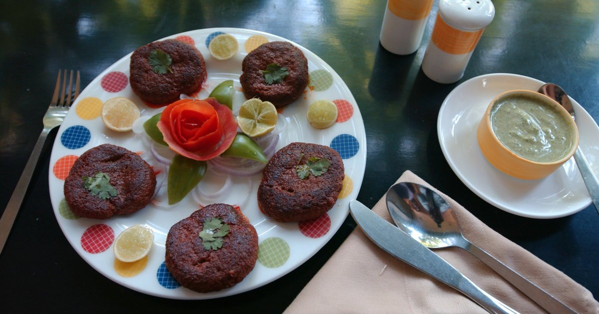 HuffPostIndia's tweet photo. Good news for foodies in Lucknow, beef galouti kebabs are back on Tunday Kebabi's menu https://t.co/NS5Zc8dddp https://t.co/wqU05yDZ3x