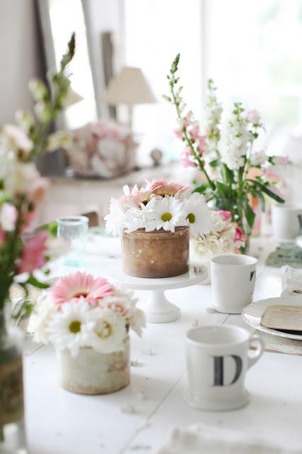 There's something so classically beautiful about centerpieces with white flowers // See more: ow.ly/nwD630bGEn2