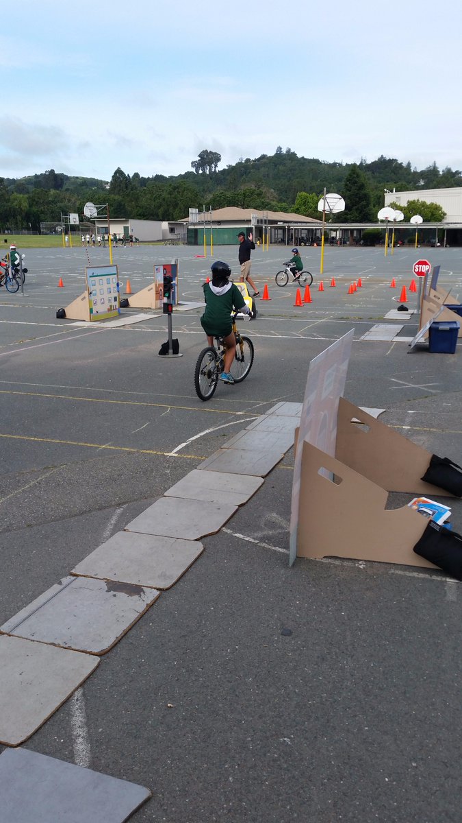 brian_mangold's tweet image. Stanley 6th graders practicing bike safety in PE class. @stanleywildcats #lafsd #SafeMoves