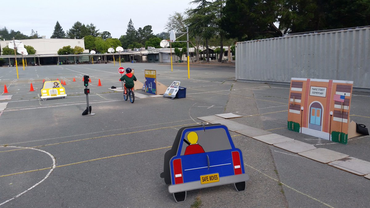 brian_mangold's tweet image. Stanley 6th graders practicing bike safety in PE class. @stanleywildcats #lafsd #SafeMoves