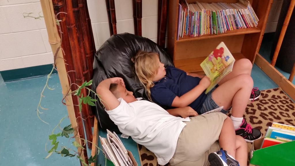 RubyVickers7's tweet photo. This is what reading should be about.....relaxing and fun. https://t.co/4b7UvLd3BB