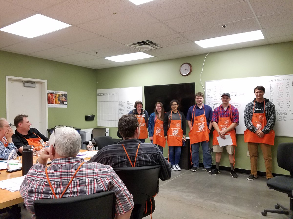 Welcome new hires! Zoey, Star, Matt, Boaz and Bailey just got their aprons from SM <a href="/cvalade33/">Carmen Valade</a> #Team4030! <a href="/LaurelHappe/">Laurel Happe</a>