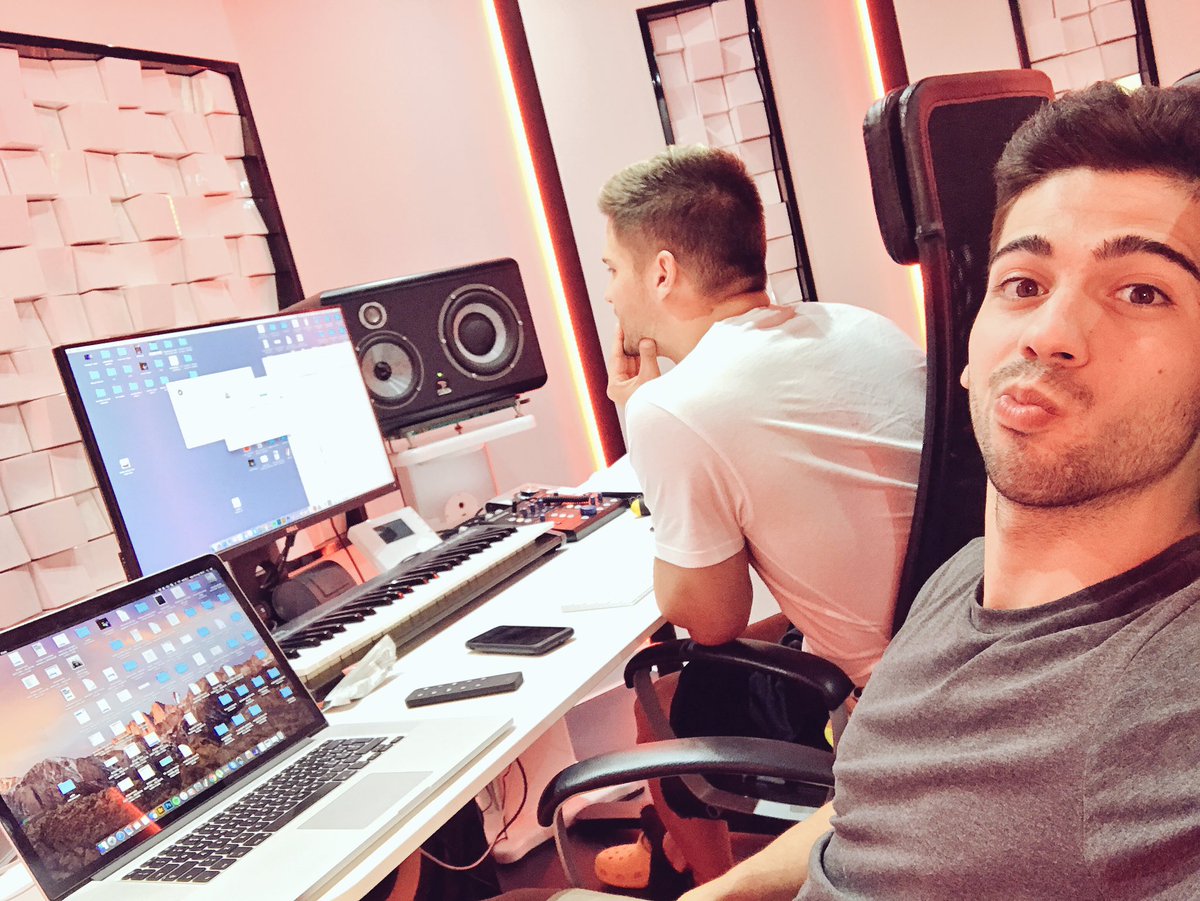 VINAI's tweet photo. Studiooooo https://t.co/Xtfurb4AR2