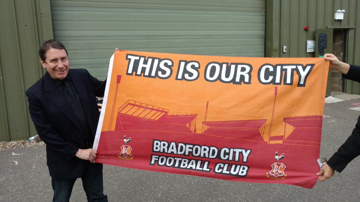 r_nowell1's tweet photo. Everywhere we go Later with Jools. The man himself with the flag. Wembley calling #officialbantams #bcafc # everywherewego https://t.co/Ne2NTCRZmK