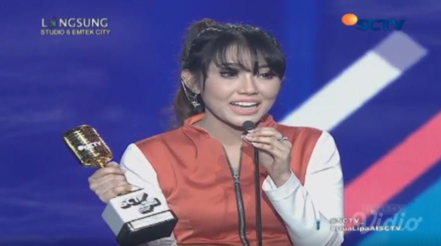 Untuk pertama kalinya <a href="/ViaVallen01/">VIA VALLEN</a> berhasil meraih Penyanyi Dangdut Paling Ngetop #SMA2017 #MusicBlast Jangan lupa ucapkan selamat ya!