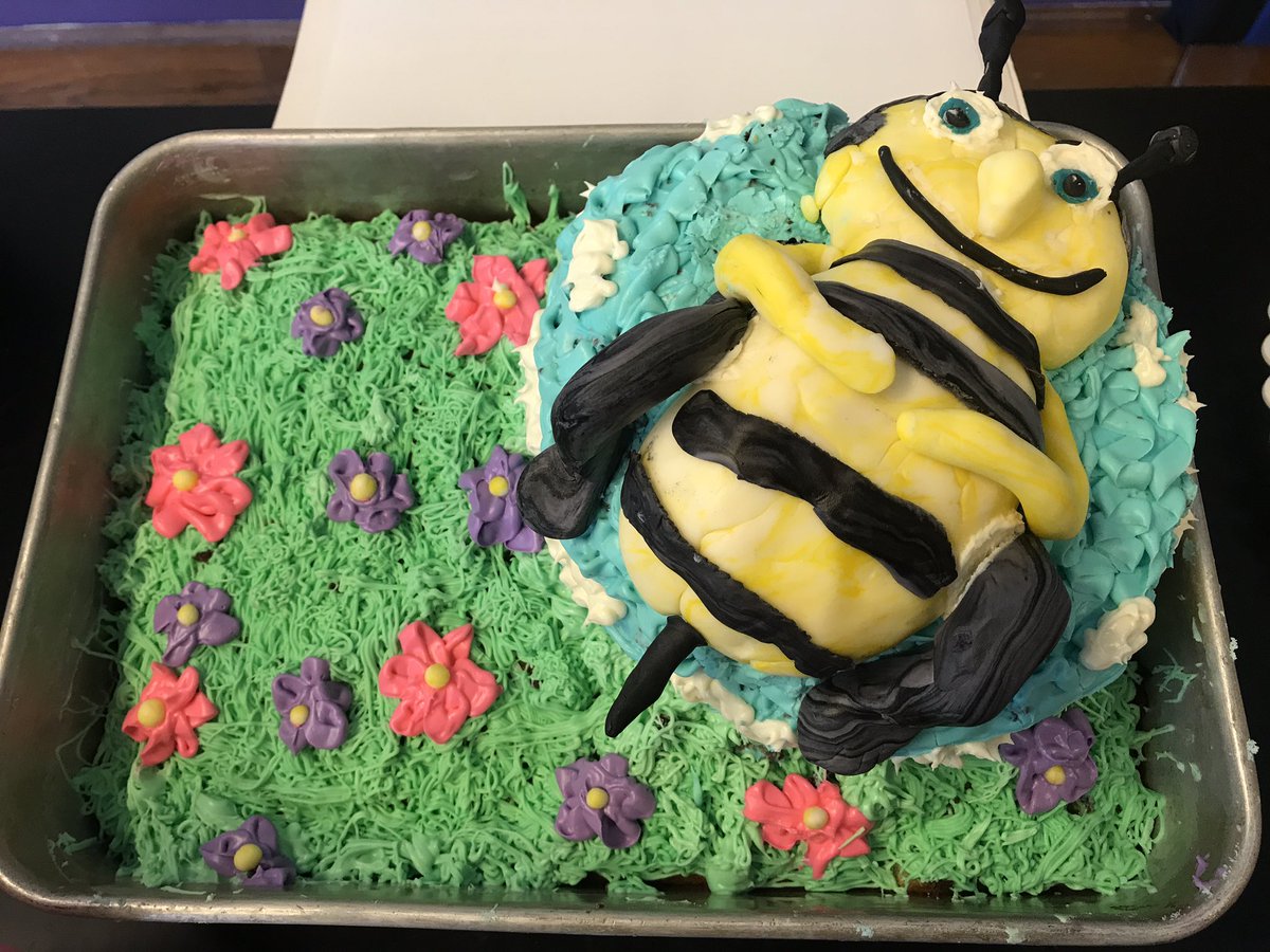 janelleczapar's tweet image. Class vs class Biology themed cake competition to send off our graduating seniors. #APBio #postexamfun #timetovote