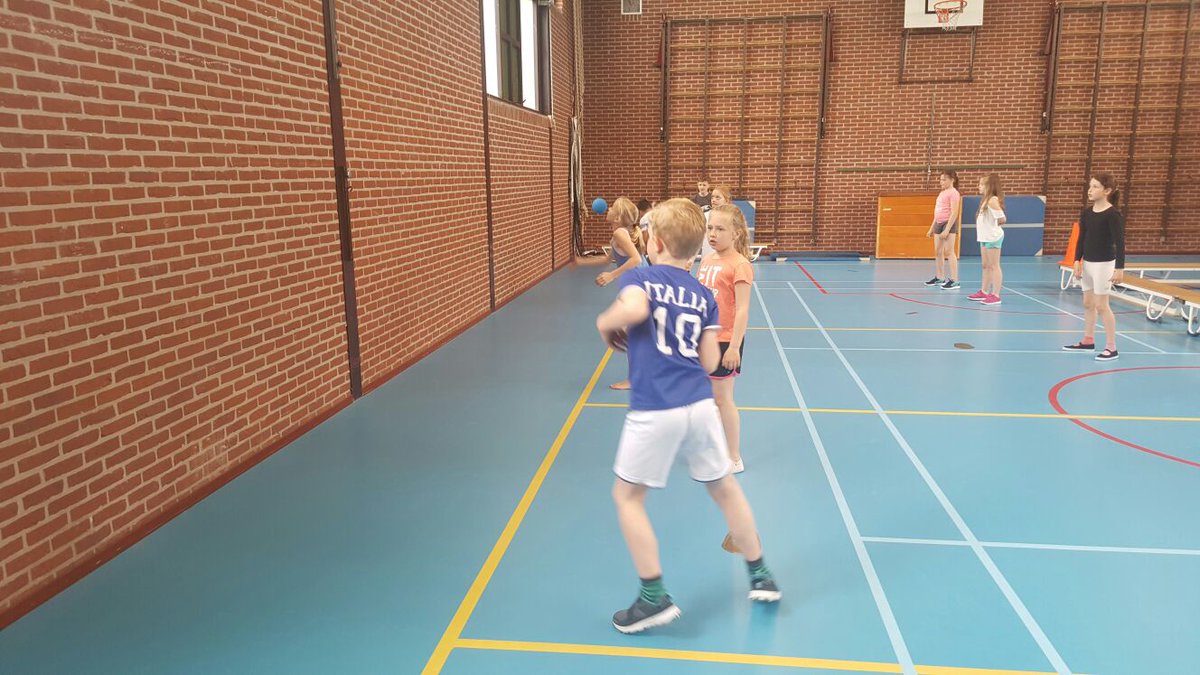 PCBODrAlgra's tweet photo. Groepen 5 krijgen clinic #wallball @SportFryslan #fryskewike Kennismaken met Fryske sporten! https://t.co/T2IQbhbUvJ