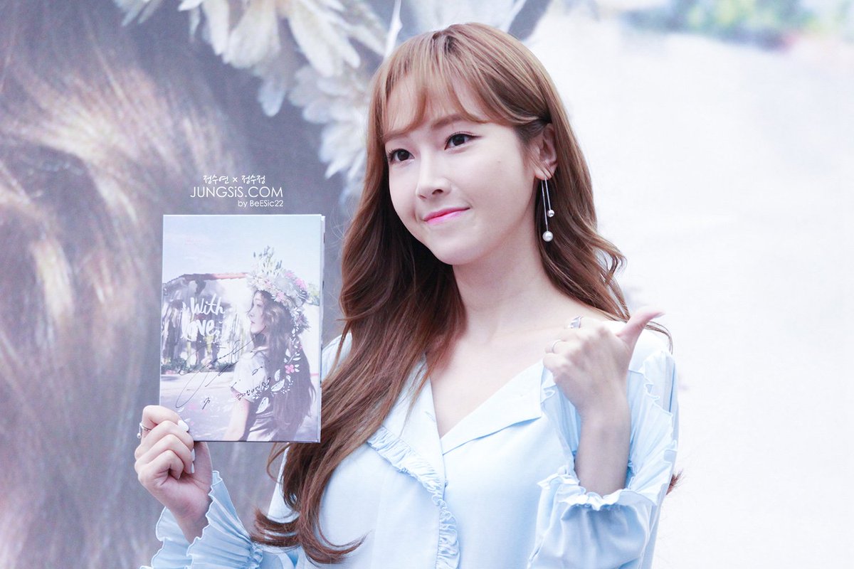 JT_Phaphat's tweet photo. Jessica's First mini album
#1yearWithLoveJ #FlywithJessica #WithLoveJ https://t.co/CUCrtGz5dw