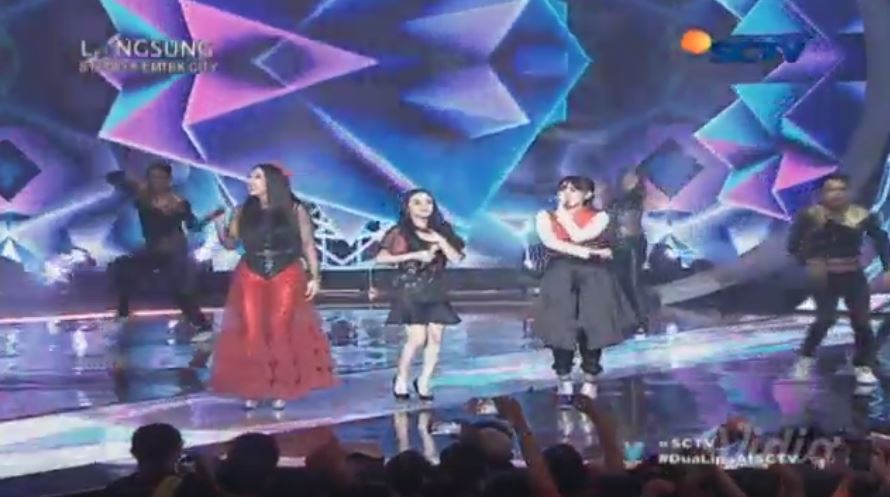 Siapa bilang lagu dangdut kampungan! Kolaborasi Denada, <a href="/cita_citata/">Cita Citata</a> &amp; <a href="/ViaVallen01/">VIA VALLEN</a> keren gak SCTV fevers? #SMA2017 #MusicBlast