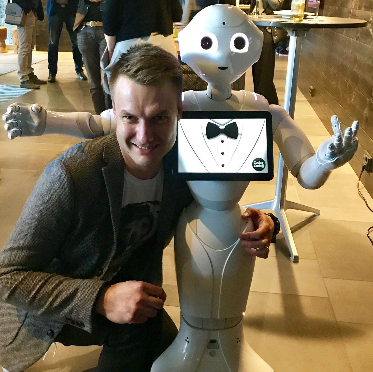 apk_fi's tweet photo. Kiitos @codercoded! 2 päivän varoitusajalla saitte palvelurobotti #pepper'in #kohtaamisia17 mestoille. Yleisö ihastui myös koodareihin 💪 https://t.co/jxt8fB3ANF