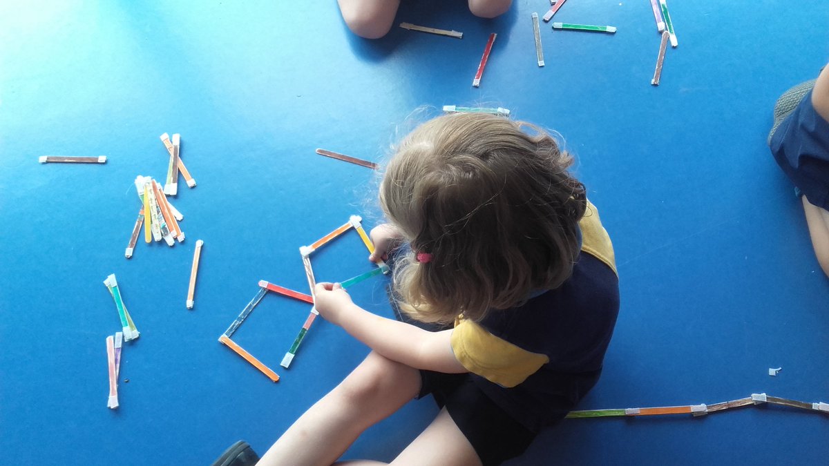 MaribelLabajosF's tweet photo. Sacándole partido a es trabajito del día de la familia. @Novaschool_es @Novaschool_Ben @ConsueloSendra @EInfantil https://t.co/buW2jYaYBr