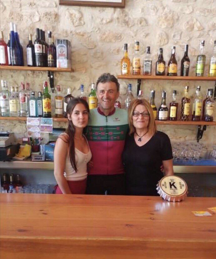 📸 Luis Enrique de ruta amb la bici s'ha passat per El Casalot de Santes Creus ( via <a href="/RamonetFont/">Ramonet Font</a> )