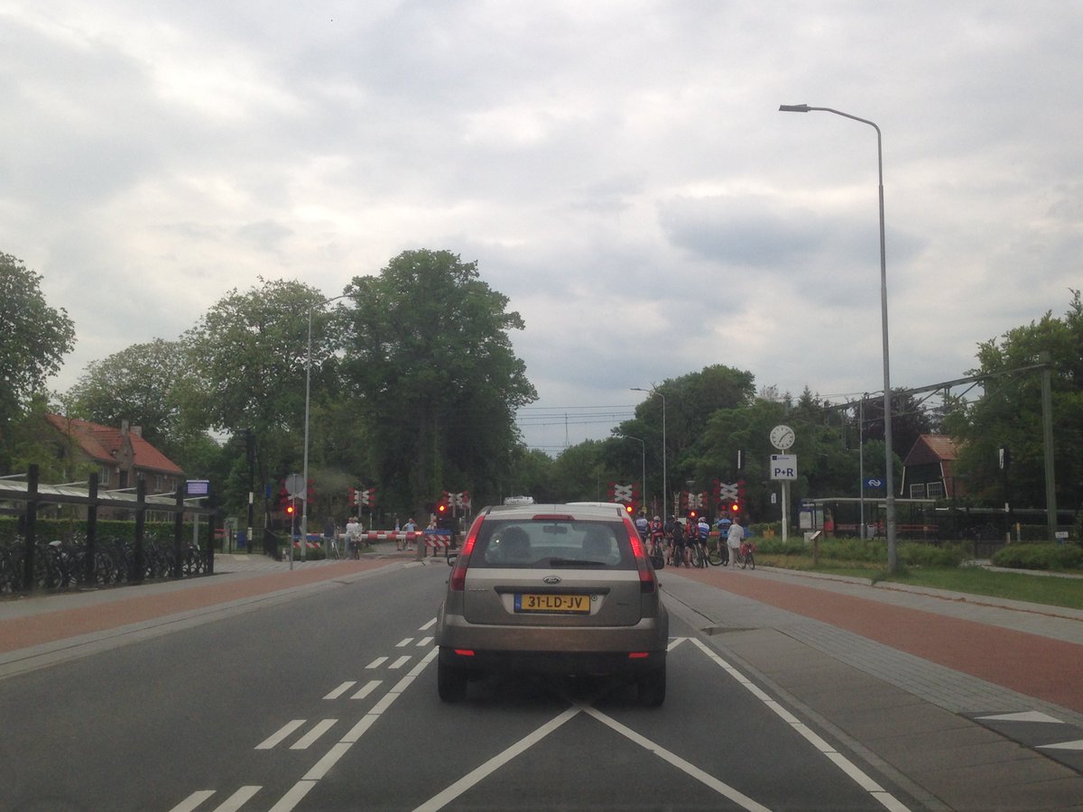 Iemand enig idee waarom we al 10 minuten stil staan voor de dichte spoorbomen bij station Wezep??