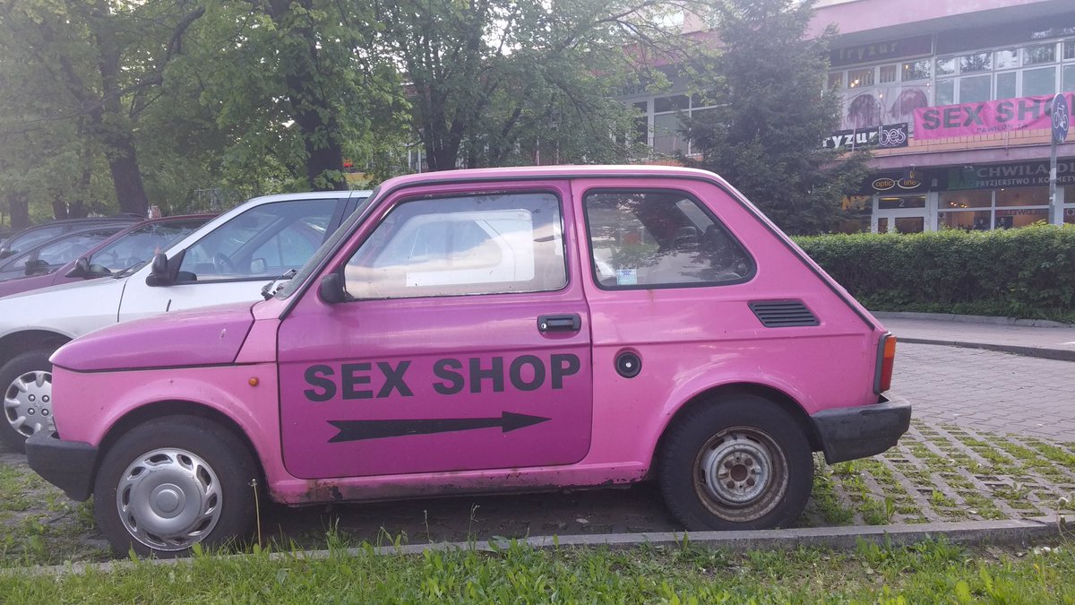 MannyJunSan's tweet photo. Not sure about the colour. 😂 #Polska #WrongStreet https://t.co/S3DSxuSsWN