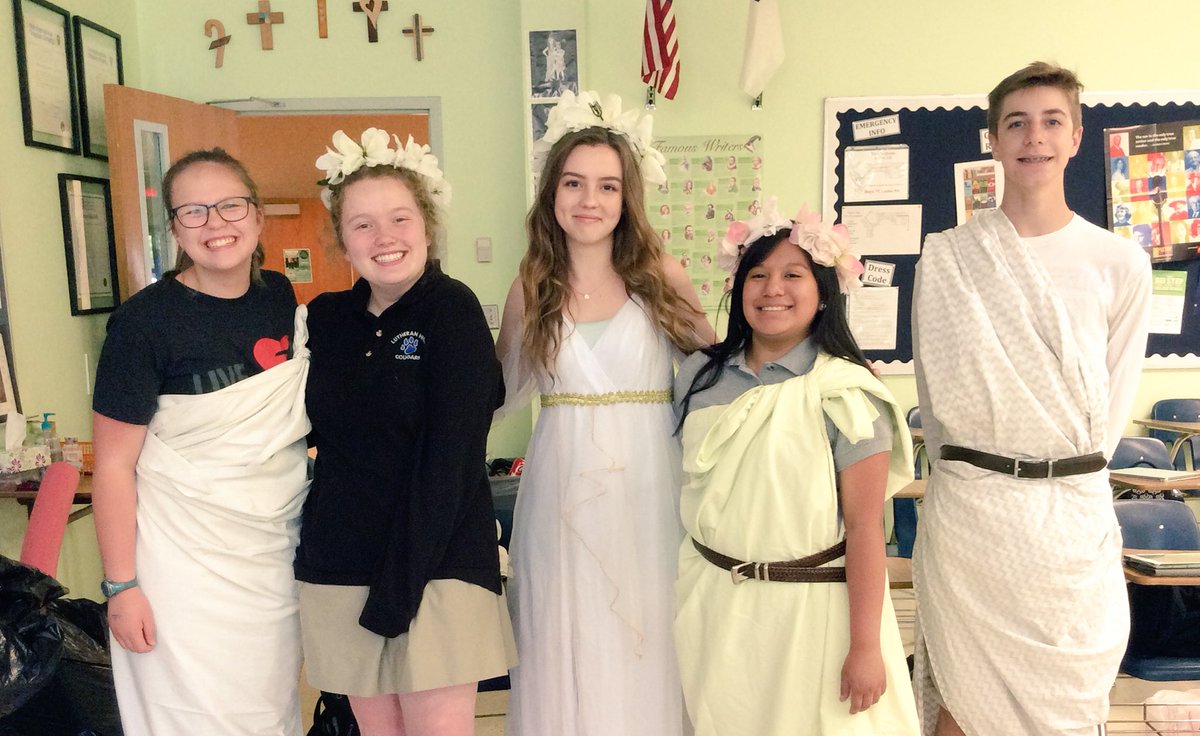 Com1Lail's tweet photo. Lovely looking Greeks all over campus today for our movie projects! https://t.co/B1G3hqF1nd
