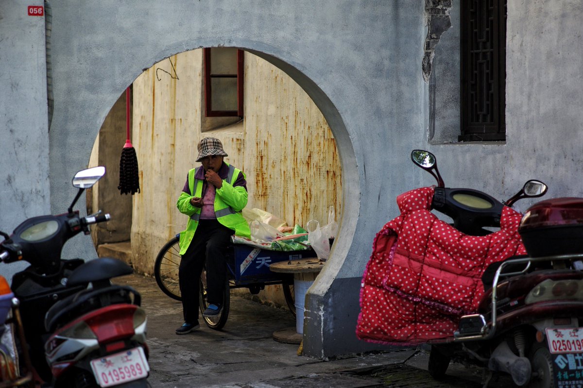 momentsofchina's tweet photo. "2016" / Suzhou _ Snack break https://t.co/b5aYaq48GI