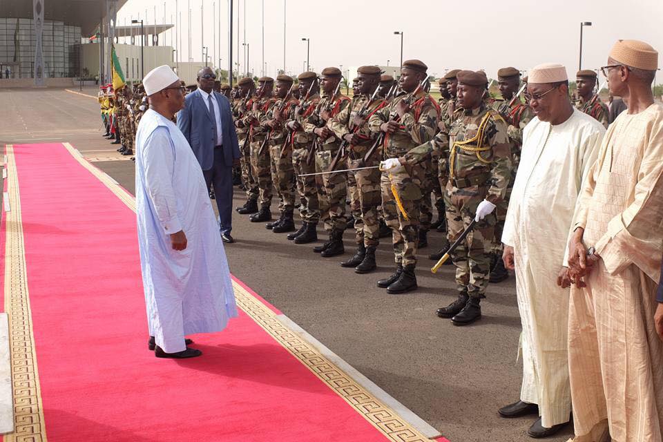 PresidenceMali's tweet photo. Le Pdt #IBK s'est envolé pour #Conakry où il prendra part, demain, à la Session des Chefs d'État de @OMVS_officiel. https://t.co/bz0SwG3T3g https://t.co/cF70PR9CLF