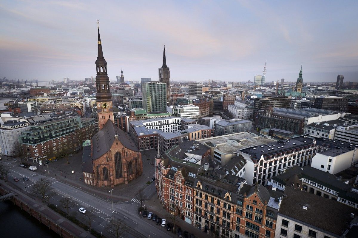 dr0nestagram's tweet photo. #hamburg bevore sunrise by @CooperCopter_ #Germany #drone #UAV #dronestagram #dronephotography https://t.co/G6akhAEp6E https://t.co/h4KyGR9HaF