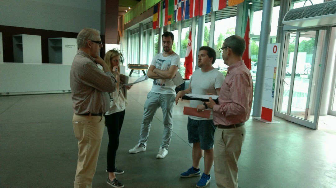 RT <a href="/kvl0/">Koen Van Loo</a>: <a href="/dehanze/">dehanze</a> werkgroep volop in voorbereiding van <a href="/b2bnb/">B2BnB</a> (@ VIVES - Campus Brugge) swarmapp.com/c/cym3Gvx76bo