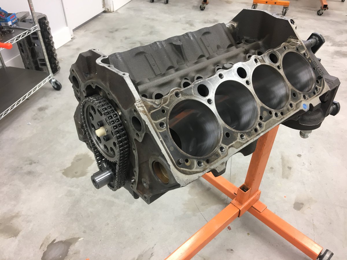 HPResearch17's tweet photo. Kicking it old school today, Solid roller SBC! #SBC #solidroller #Chevy https://t.co/xvlTl1XEMN