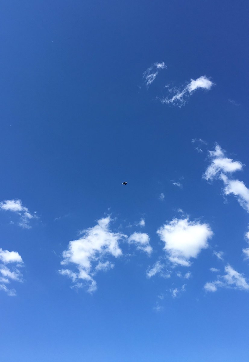 Today's blue sky, with light cloud cover and a military #aircraft in the middle; does anyone know the type? <a href="/StormHour/">#StormHour</a> #photography
