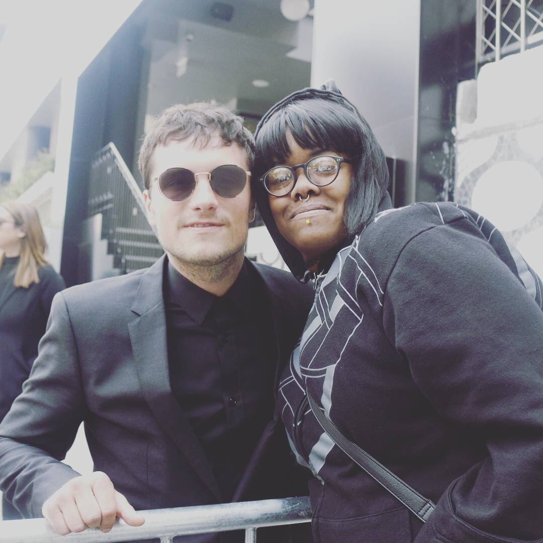 jrhutchersonbr's tweet photo. Josh com uma fã no Hulu Upfront (03/05). https://t.co/mDk7rTFi48