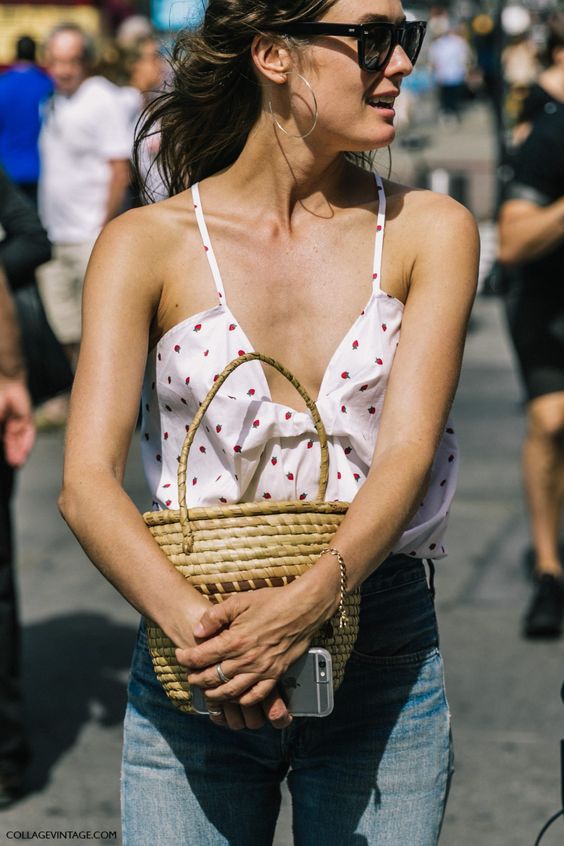 GoTrendiermx's tweet photo. #TrendierAlert La cesta de mimbre es el bolso del momento. 🌸✨🎀¡Checa cómo puedes llevarla! 💁🌷🌼 #fashionstyle #OOTD #outfitideas https://t.co/BNroEiYrcS