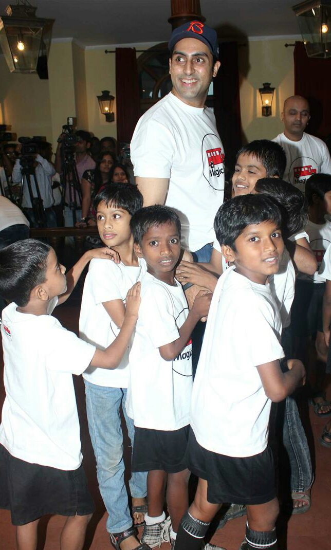 AbhishekB_ar's tweet photo. All the kids loves him 😍👼 @juniorbachchan
#AbhishekBachchan #AB_Junior #Cute #Magic_Bus #Smile #ABcrew #ابهيشيك_باتشان https://t.co/PhZJm8uPDl