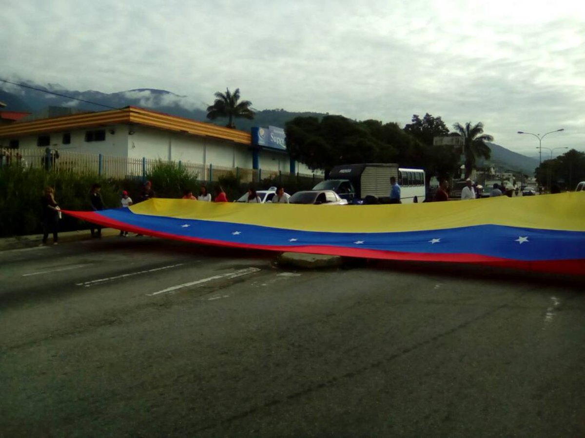 ElNacionalWeb's tweet image. Merideños continuaron con las protestas de calle bit.ly/2pechCw