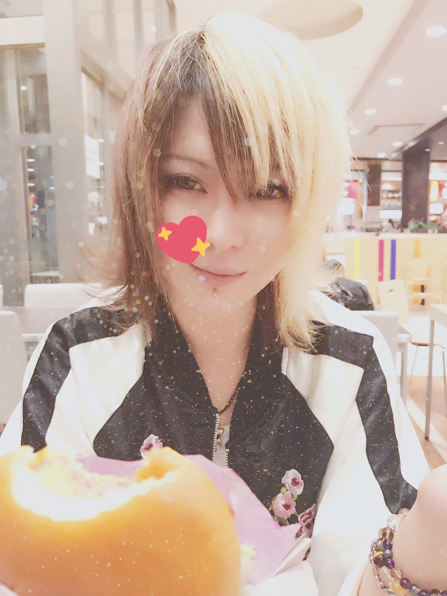 YUUGA12first's tweet photo. #彼氏感
#新感覚男装BAR 

こないだマックの新作を食べた！
グラン てりやき(•ө•)うまー🎶

デート感覚で写真を撮ってもらったよ✨ https://t.co/wWPeFETyfV