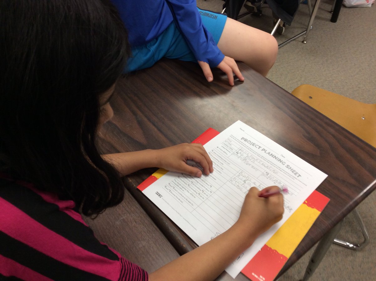 4lvjones's tweet photo. 3rd graders created stories that showcase 2 different characters! #AppreciatingDifferences https://t.co/ARbvyNMRXs