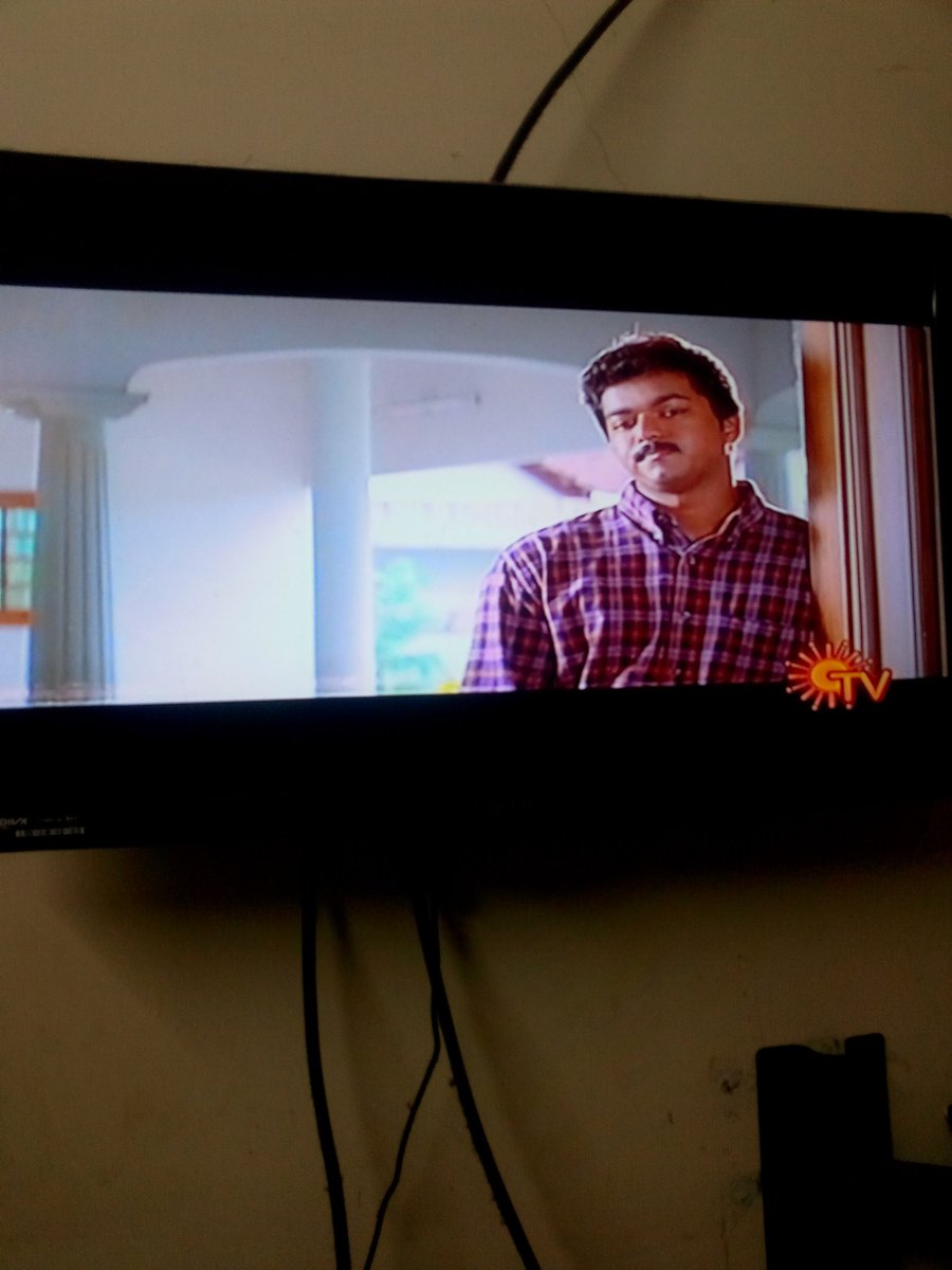 DrVijayGroup's tweet photo. Movie Alert : Watch #Ilayathalapathy's #RomanticBlockBuster Movie #KadhalukuMariyadhai Right Now in #Suntv❤❤❤ Enjoyyyyyyyyyy!!! 😍😘 https://t.co/n2JMRuyYXe